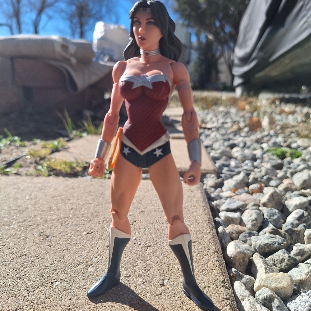 Wonder Woman Collectible Action Figure with Red & Silver Outfit DC Comics C05614 - Picture 5 of 12